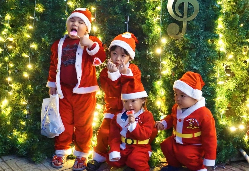 “Vui cùng Ông già Noel – Trao quà Giáng sinh” – điểm nhấn đêm Giáng sinh